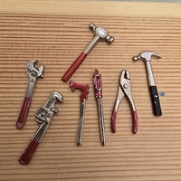 metalfarvet-sav-knivtang-hammer-vaerktoej-roede-haandtag-retro-miniature-dukkehusting